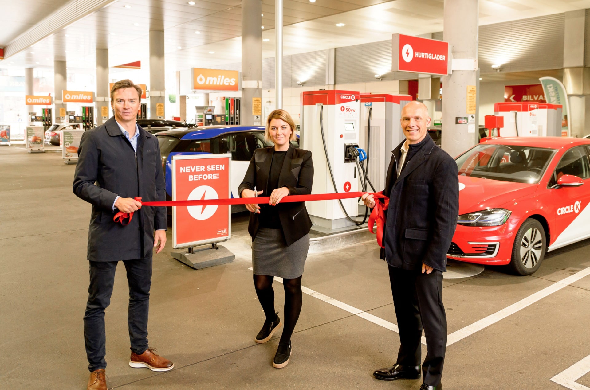 Første i verden: Circle K erstatter drivstoffpumper med elbilladere