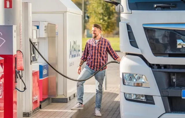 Sjåfør fyller diesel på lastebil