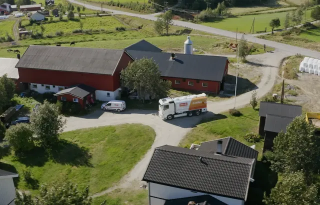 Lastebil eller tankbil på gård