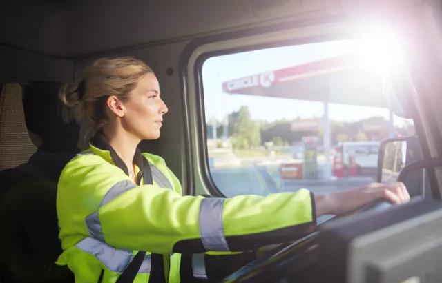 Lastebil sjåfør på Circle K stasjon