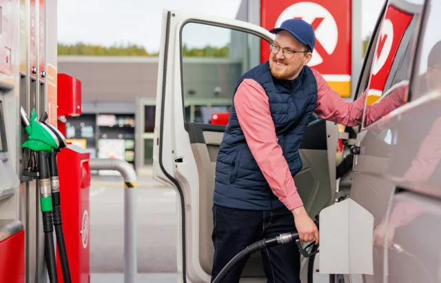 man charging his van at a Circle K station